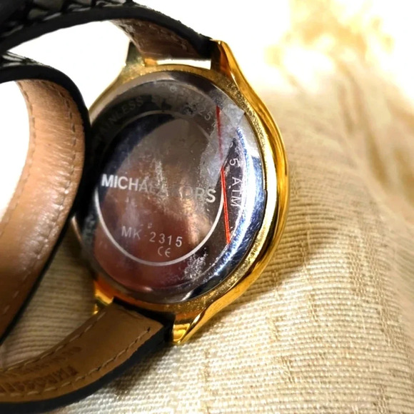 Michael Kors Runway MK2256 Women's Black Leather Analog Dial Quartz Watc… - Picture 6 of 6